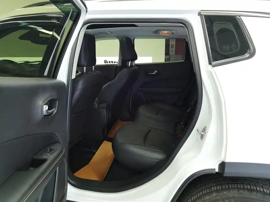 Jeep Compass 2017 — фото 11