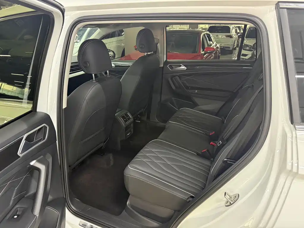Volkswagen Tiguan L 2023 — фото 10