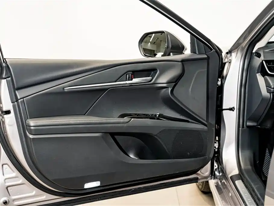 Toyota Camry 2025 — фото 17