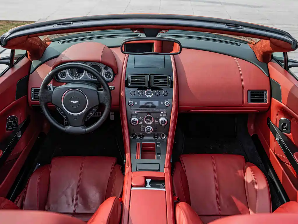 Aston Martin V8 Vantage 2020 — фото 17