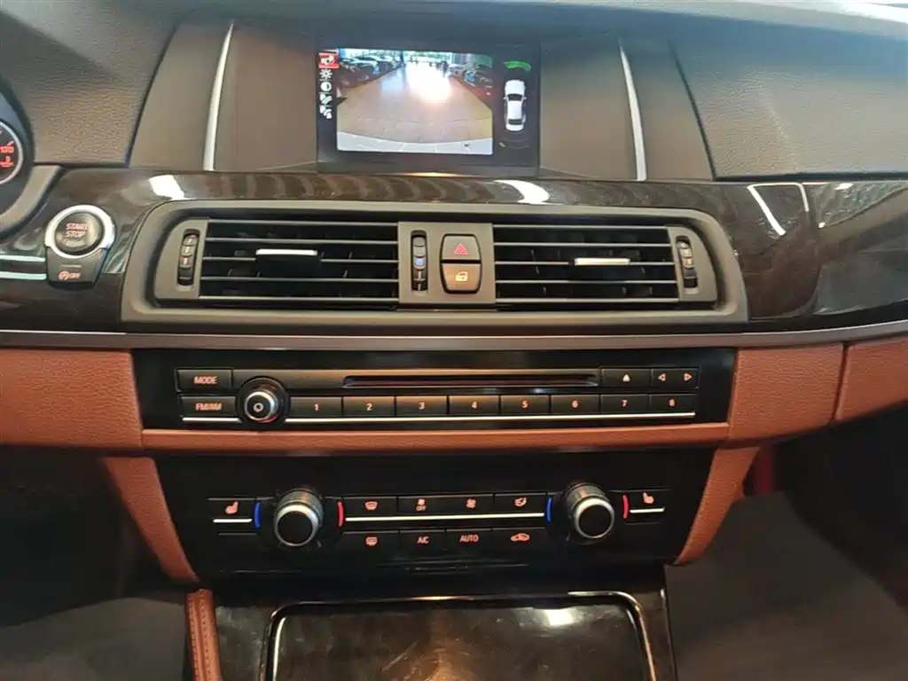 BMW 5 Series 2017 — фото 13