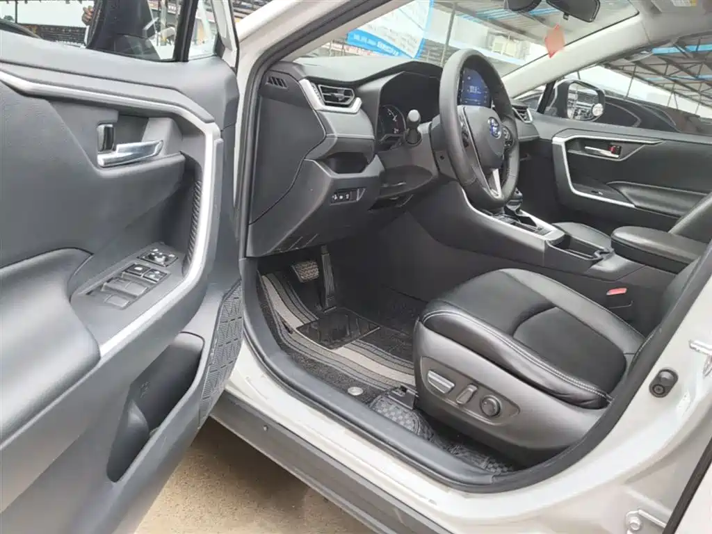 Toyota RAV4 2022 — фото 16