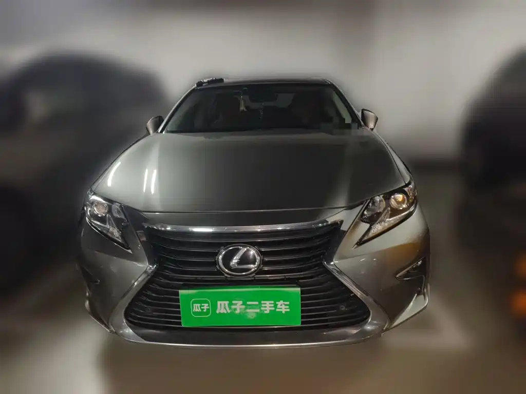 Lexus ES 2018 — фото 24