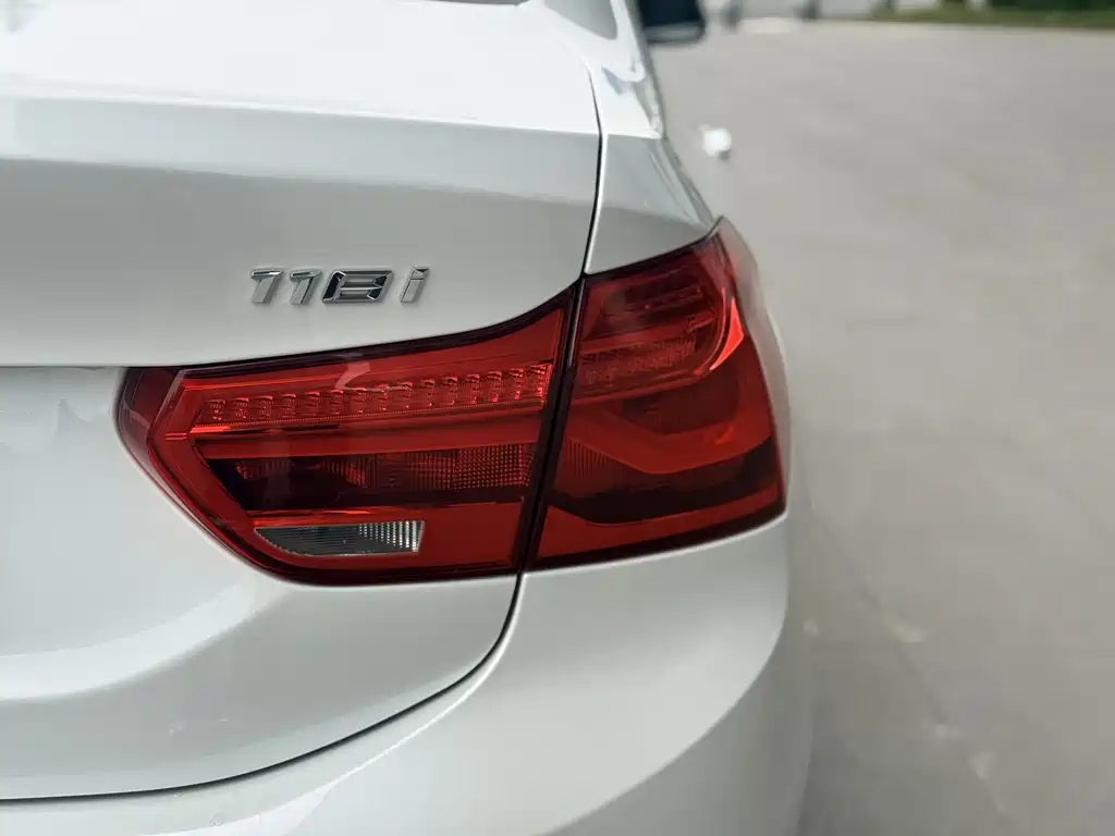 BMW 1 Series 2018 — фото 10