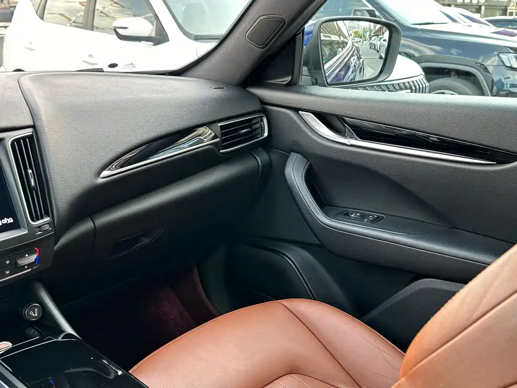 Maserati Levante 2018 — фото 18
