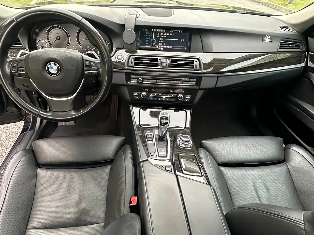 BMW 5 Series 2011 — фото 14