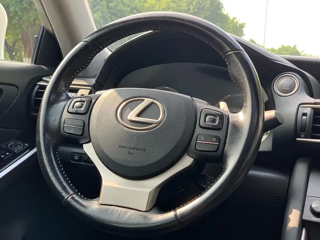 Lexus IS 2018 — фото 15