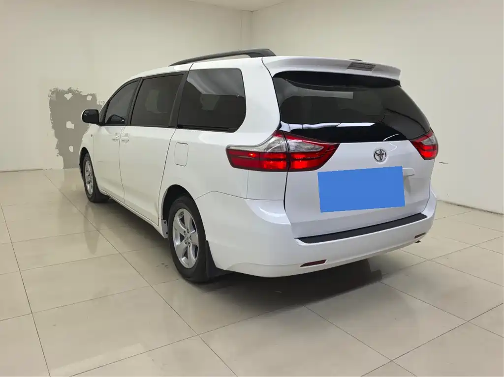 Toyota Sienna 2017 — фото 3