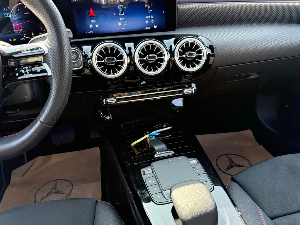 Mercedes-Benz A-Class 2024 — фото 12