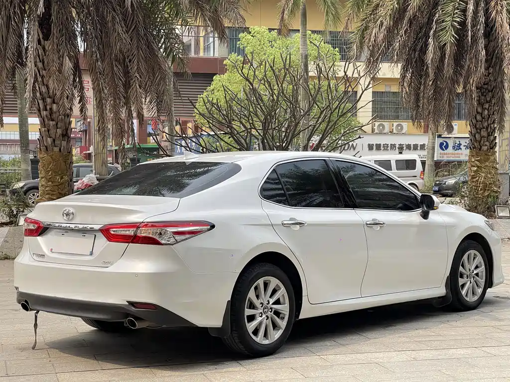 Toyota Camry 2022 — фото 4