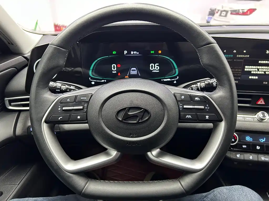 Hyundai Elantra 2023 — фото 12