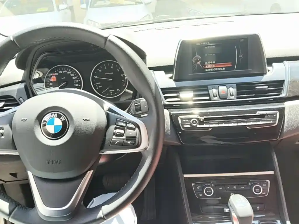 BMW 2 Series Station Wagon 2017 — фото 10