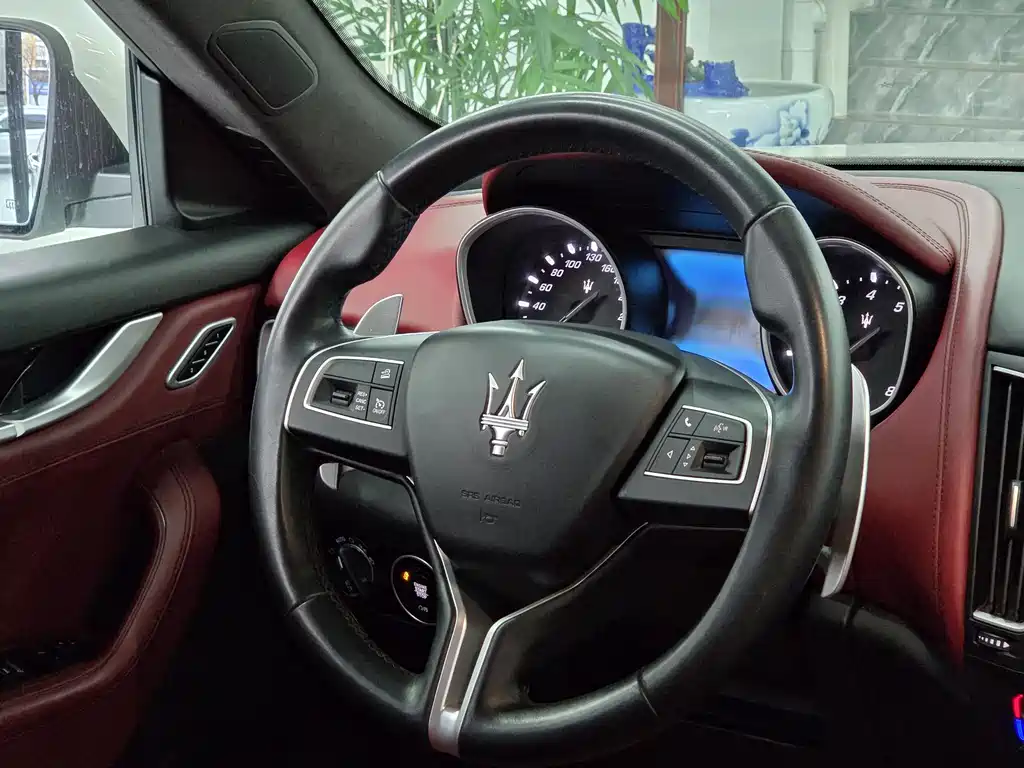 Maserati Levante 2017 — фото 12