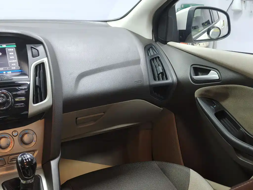 Ford Focus 2015 — фото 10