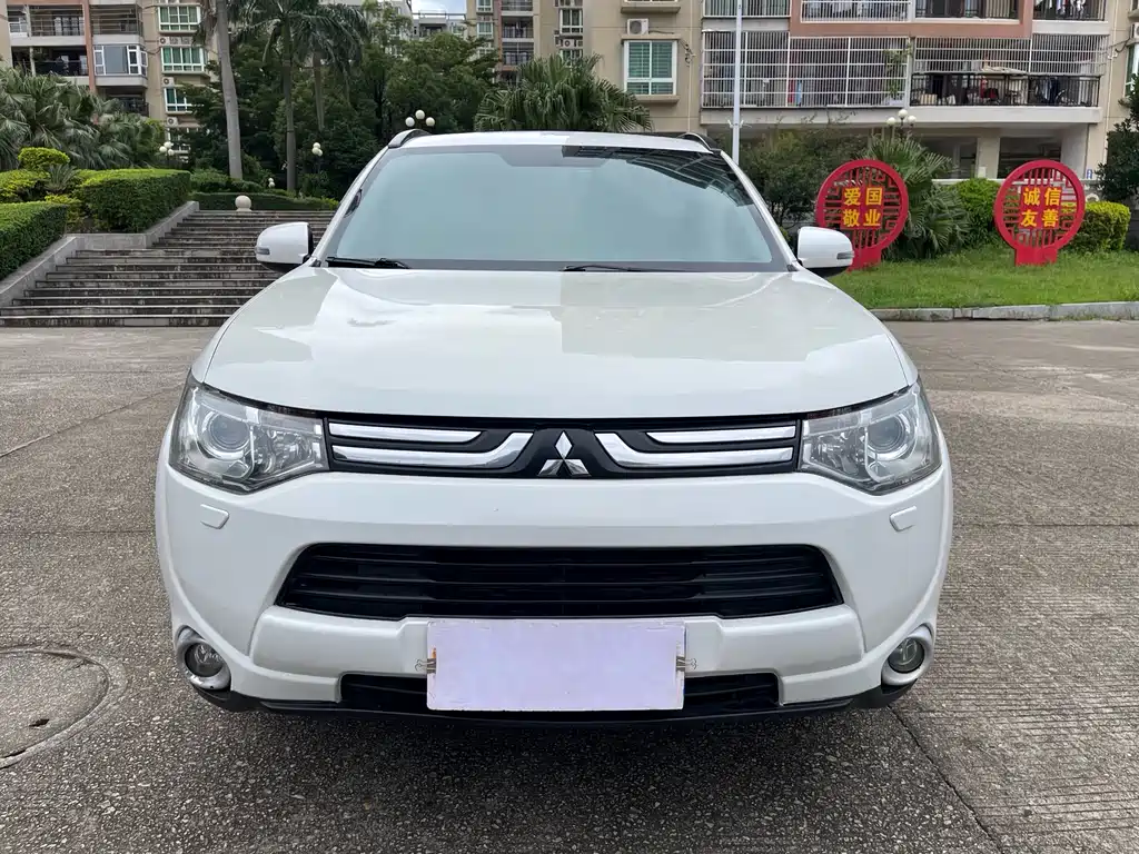 Mitsubishi Outlander 2014 — фото 2