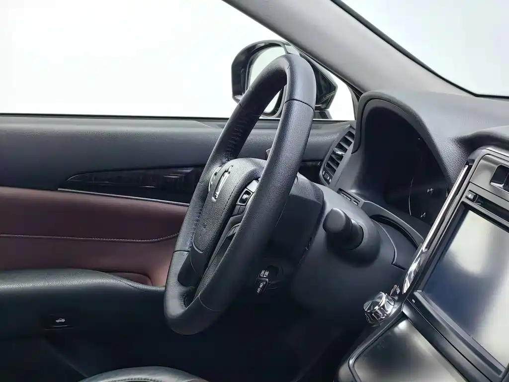 Toyota Crown 2017 — фото 22