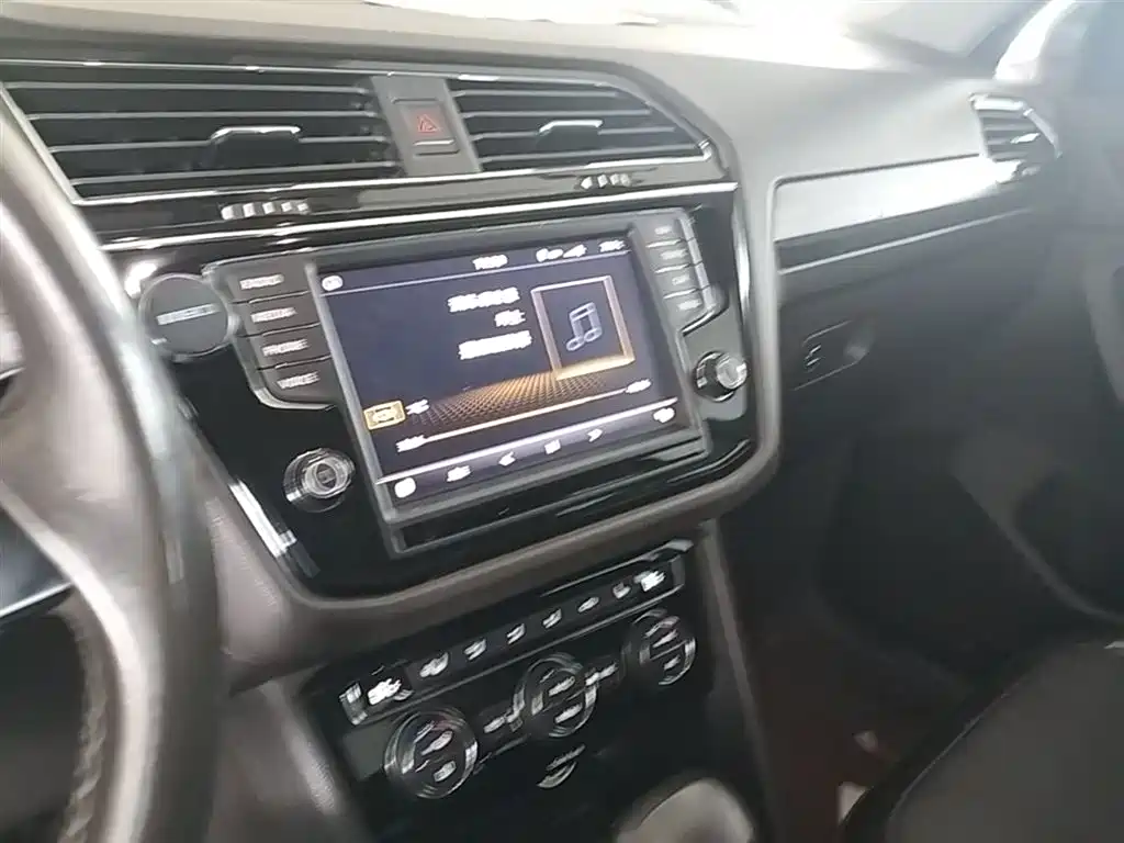 Volkswagen Tiguan L 2017 — фото 13