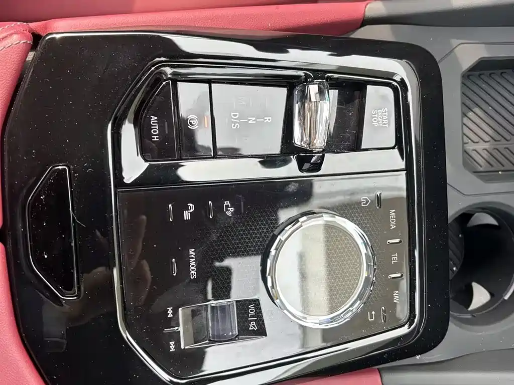 BMW 5 Series 2025 — фото 13