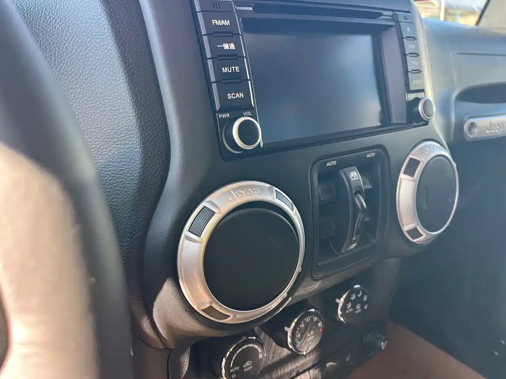 Jeep Wrangler 2015 — фото 9