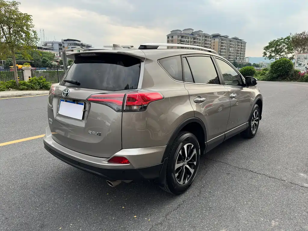 Toyota RAV4 2017 — фото 9