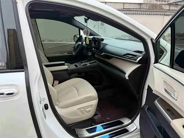 Toyota Granvia 2023