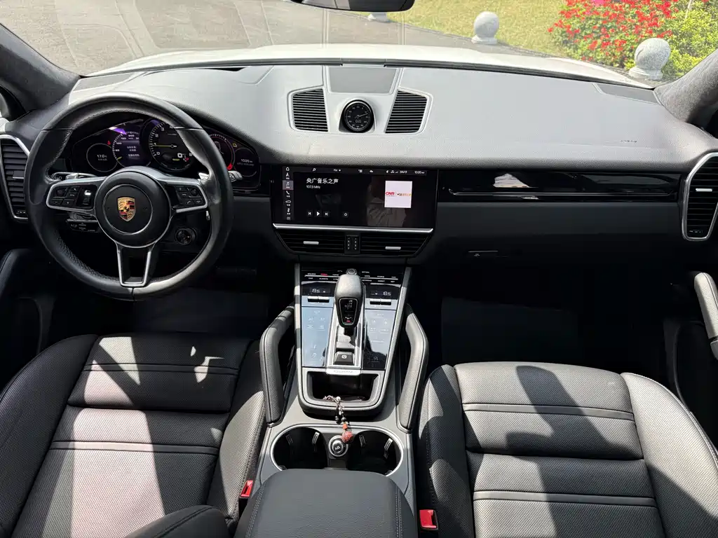 Porsche Cayenne Hybrid 2021 — фото 17