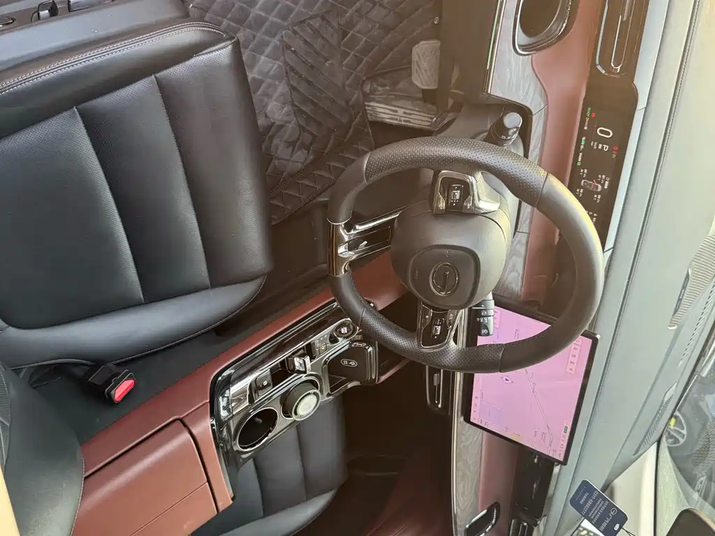 GAC Motor E8 Hybrid 2025 — фото 7