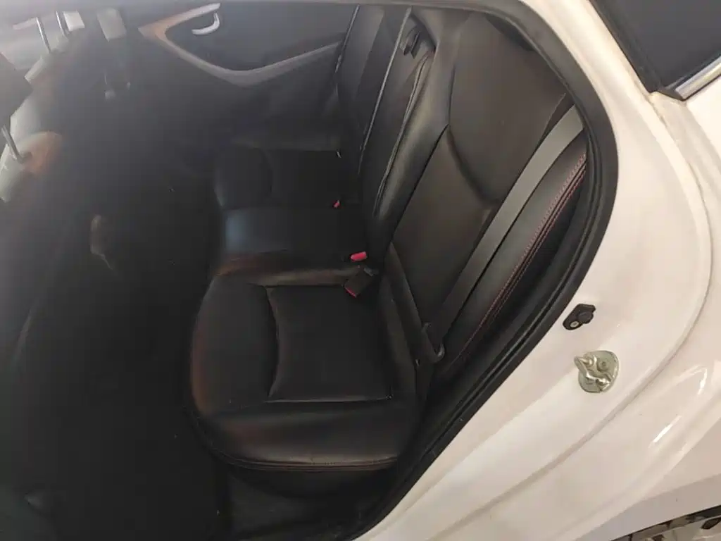 Hyundai Elantra 2017 — фото 17