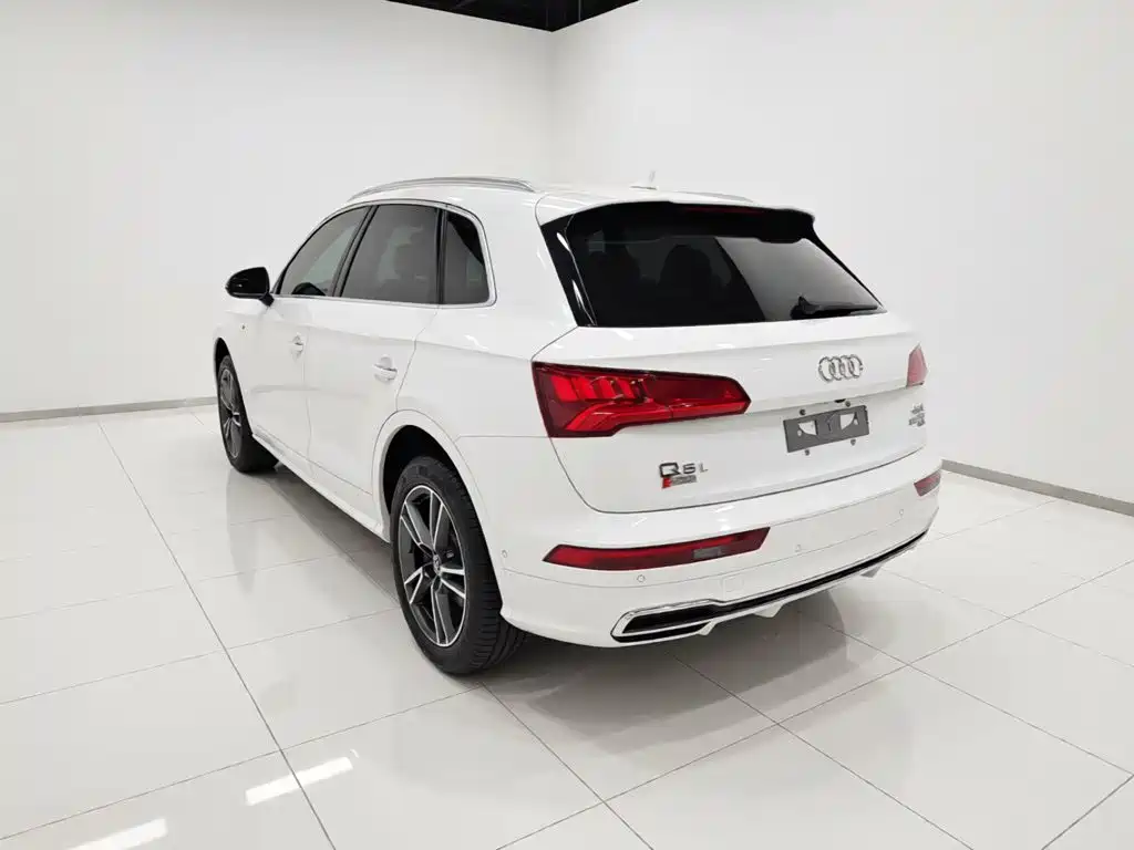 Audi Q5L 2020 — фото 23