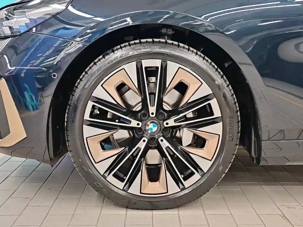 BMW 5 Series 2025 — фото 4