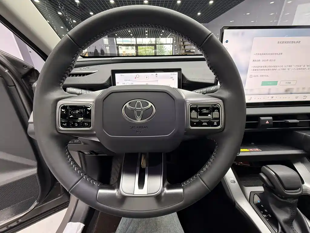 Toyota RAV4 — фото 14