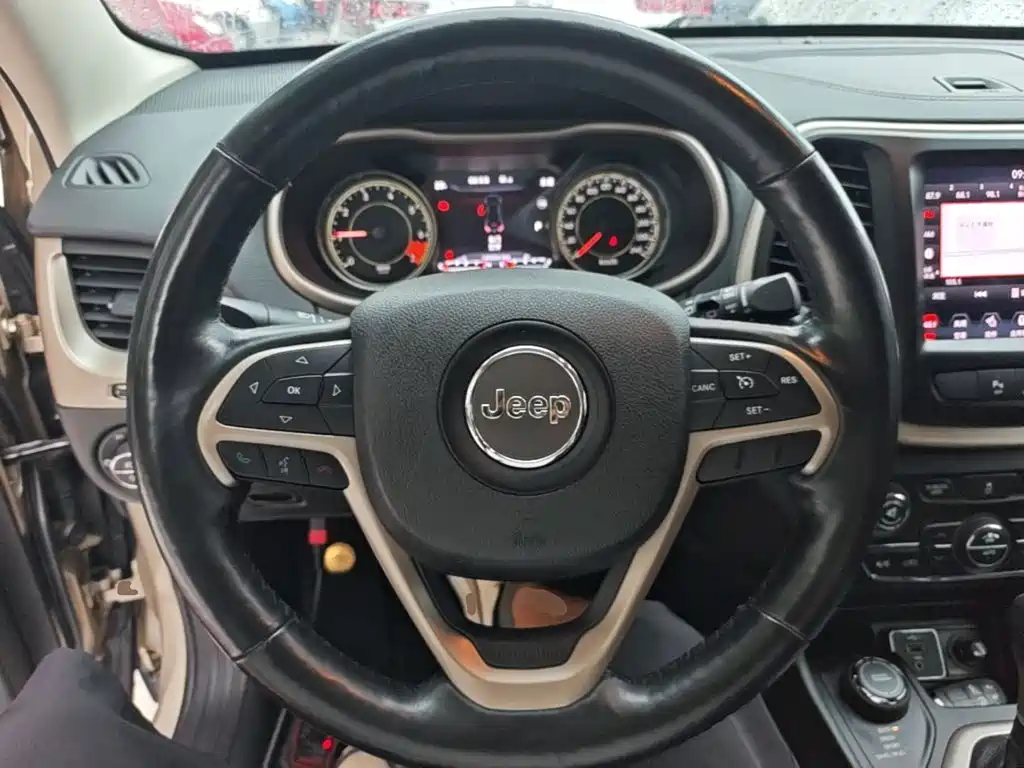 Jeep Cherokee 2015 — фото 11