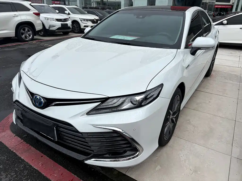 Toyota Camry 2023 — фото 1