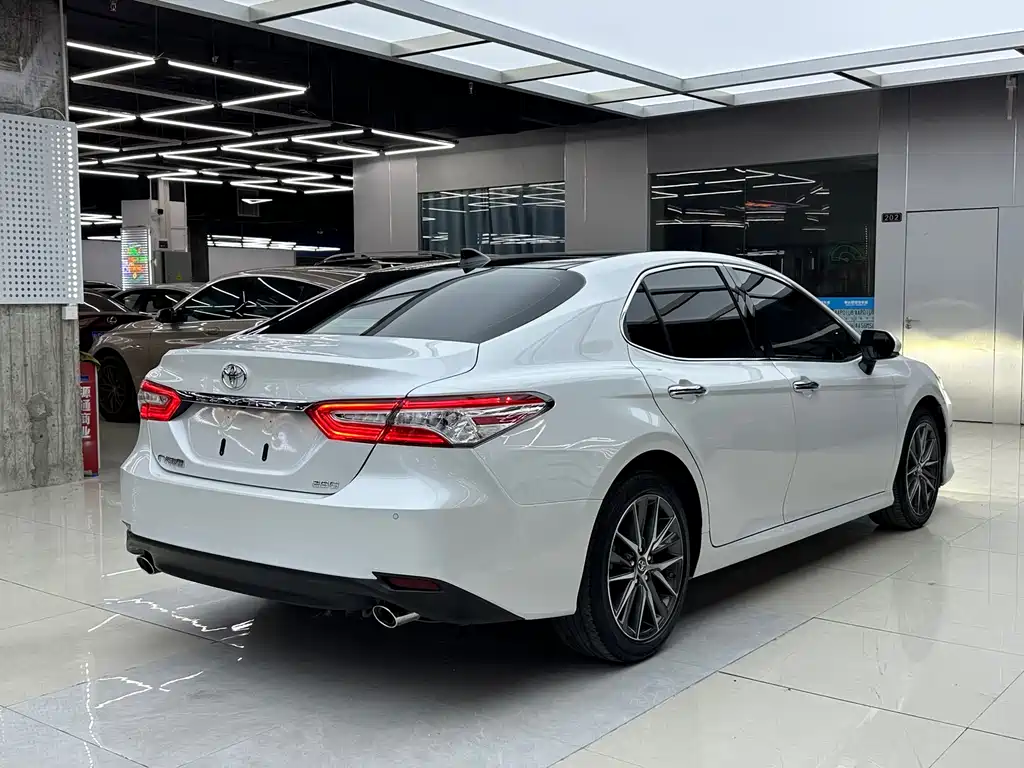Toyota Camry 2022 — фото 8
