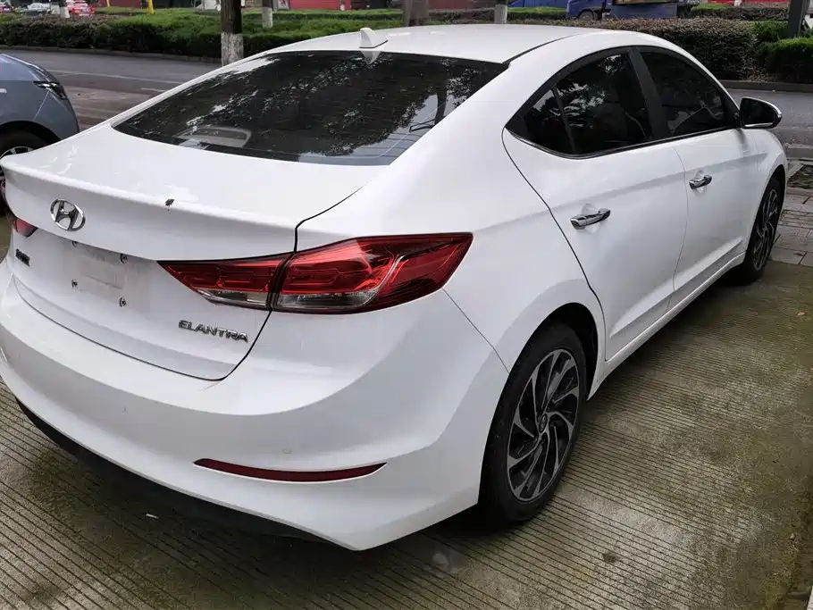 Hyundai Elantra 2019 — фото 3