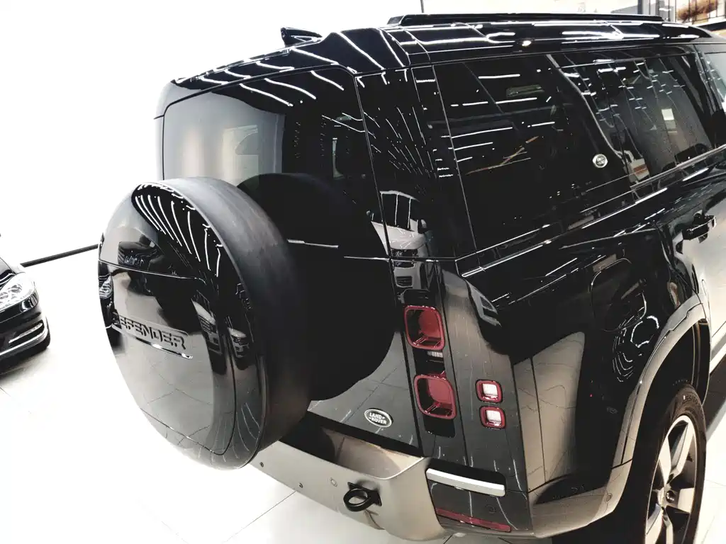 Land Rover Defender 2023 — фото 16