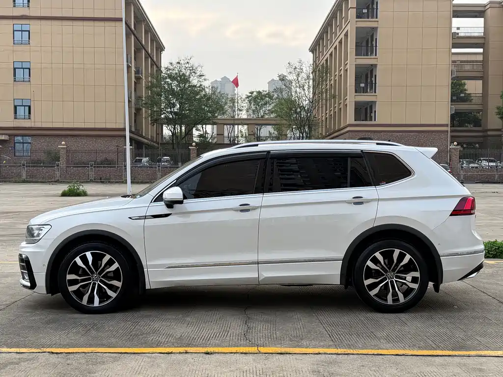 Volkswagen Tiguan L 2020 — фото 8