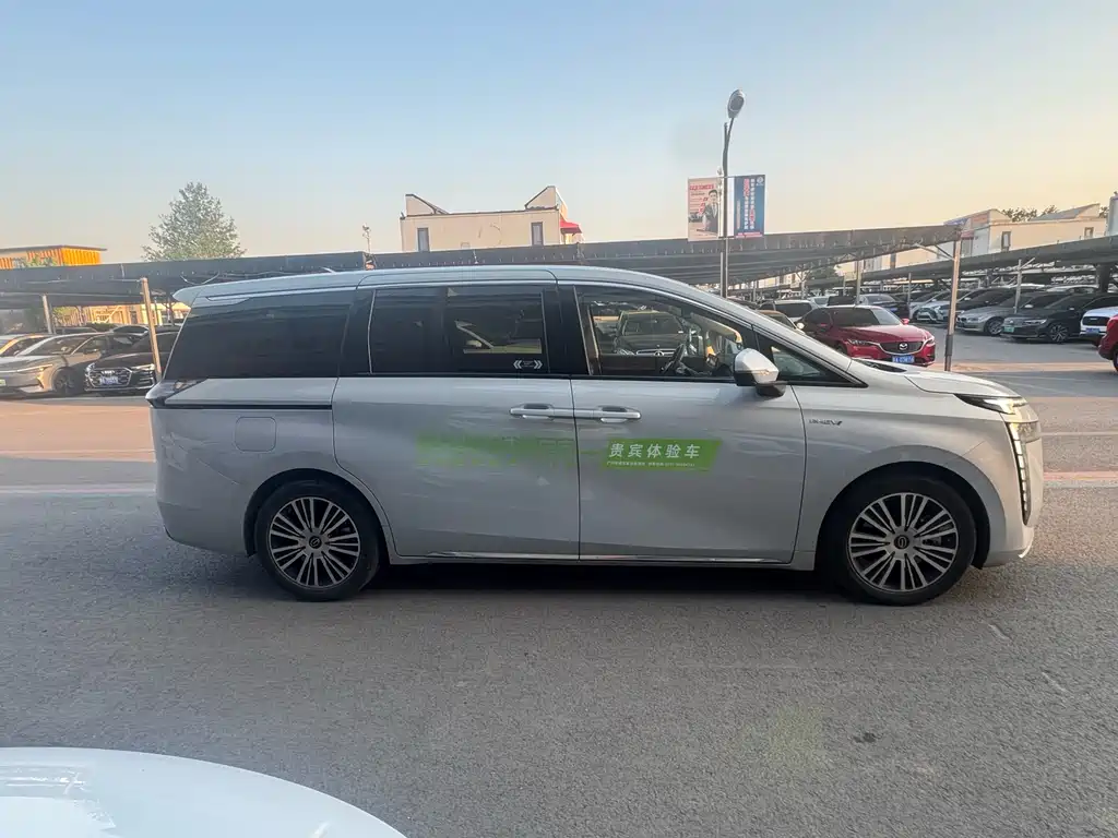 GAC Motor E8 Hybrid 2025 — фото 9