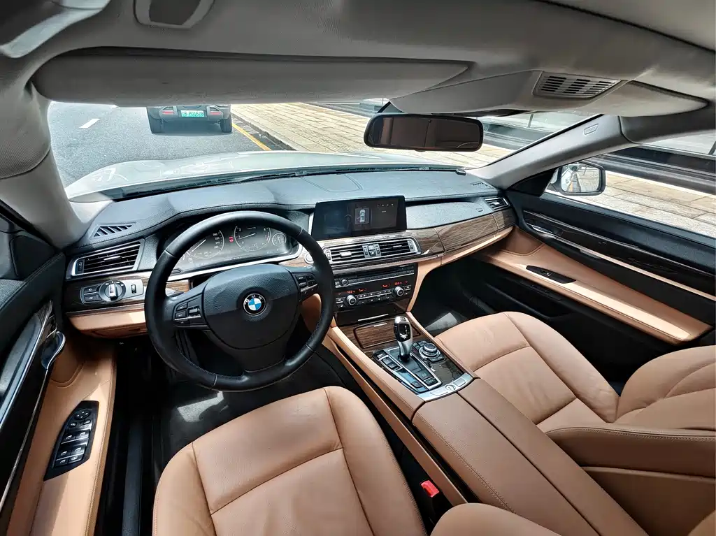 BMW 7 Series 2011 — фото 19