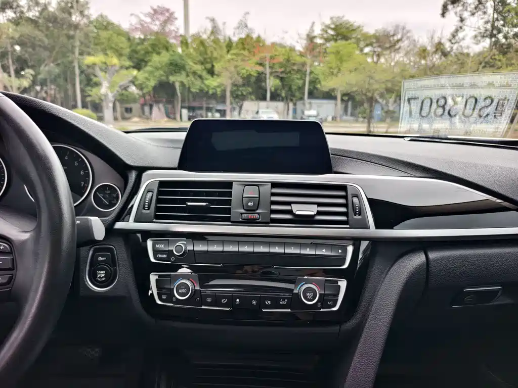 BMW 3 Series 2018 — фото 9