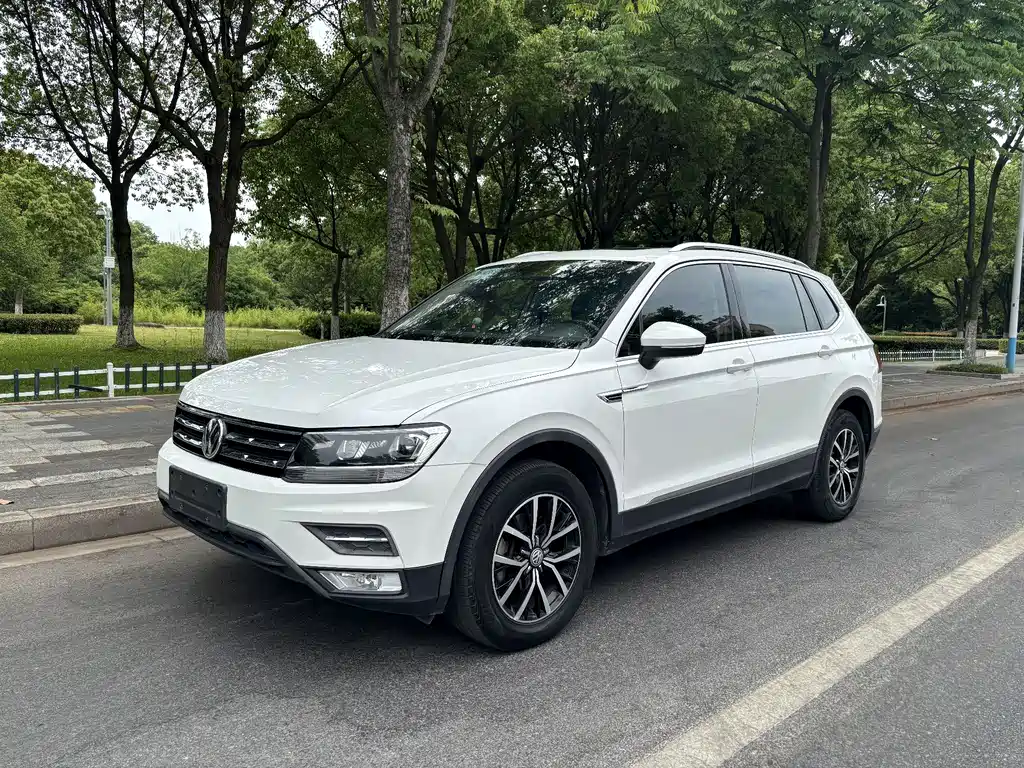 Volkswagen Tiguan L 2018 — фото 1