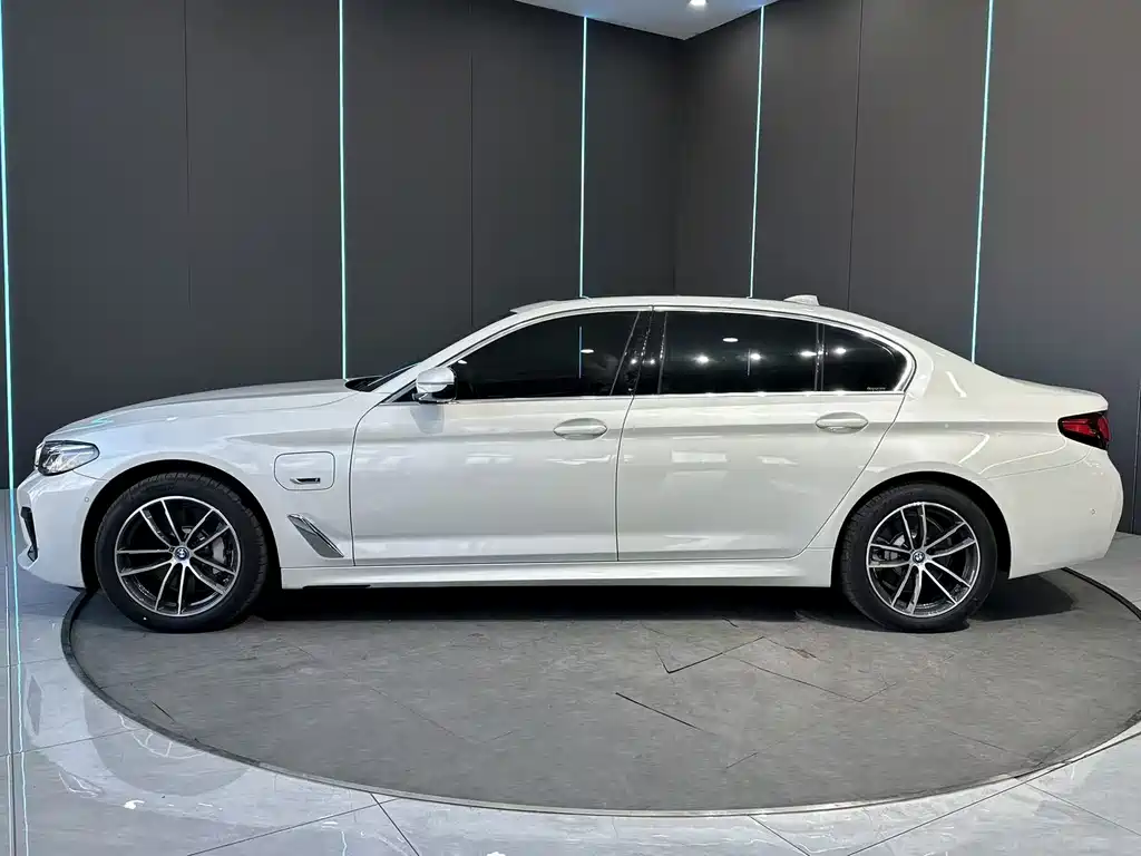 BMW 5 Series New Energy 2022 — фото 4