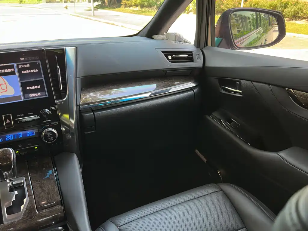 Toyota Alphard 2023 — фото 21