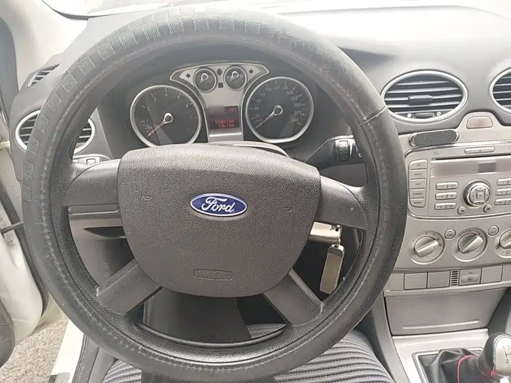 Ford Focus 2014 — фото 11