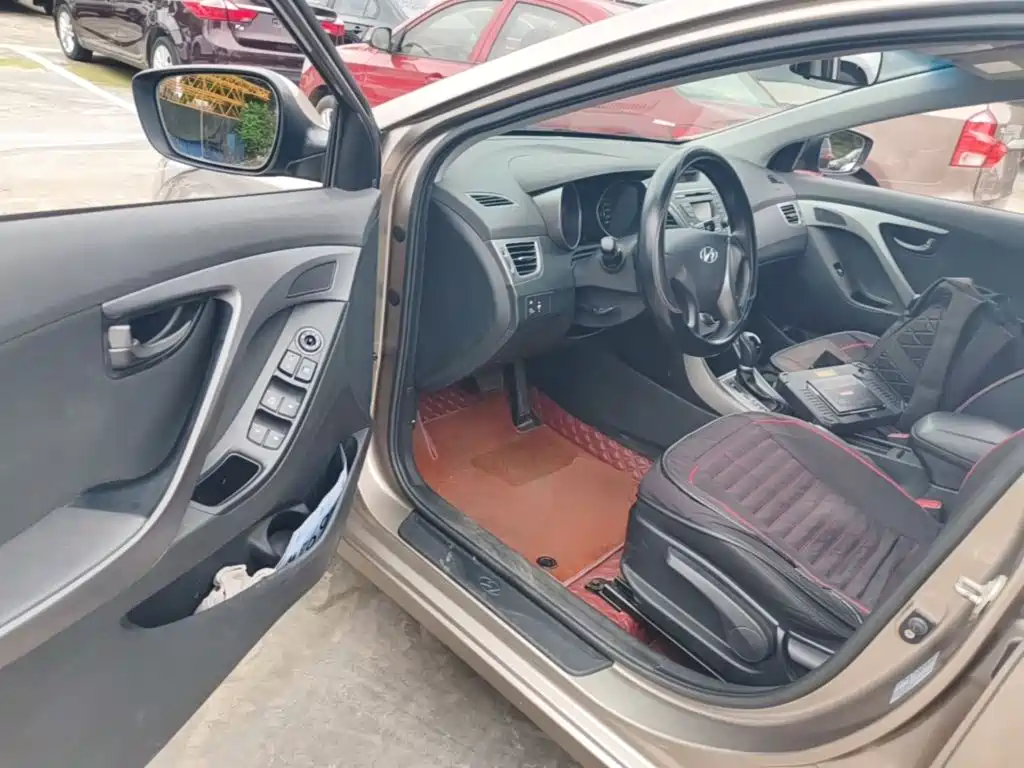 Hyundai Elantra 2018 — фото 16