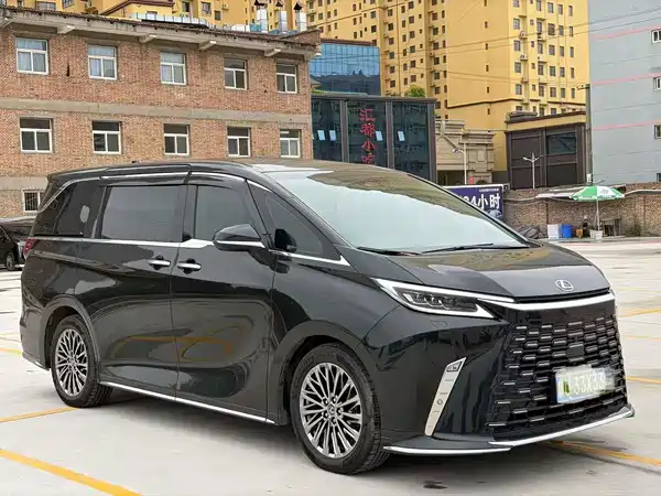 Lexus LM 2025