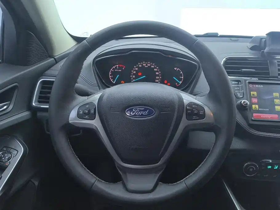 Ford Escort 2015 — фото 15