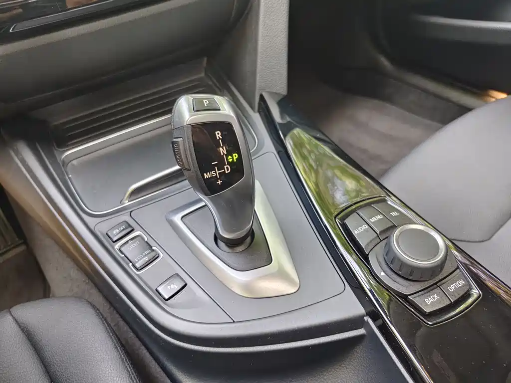 BMW 3 Series 2017 — фото 12