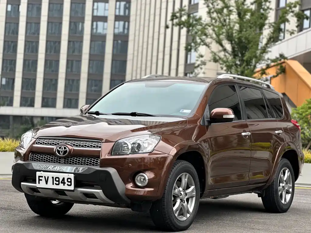 Toyota RAV4 2013 — фото 1