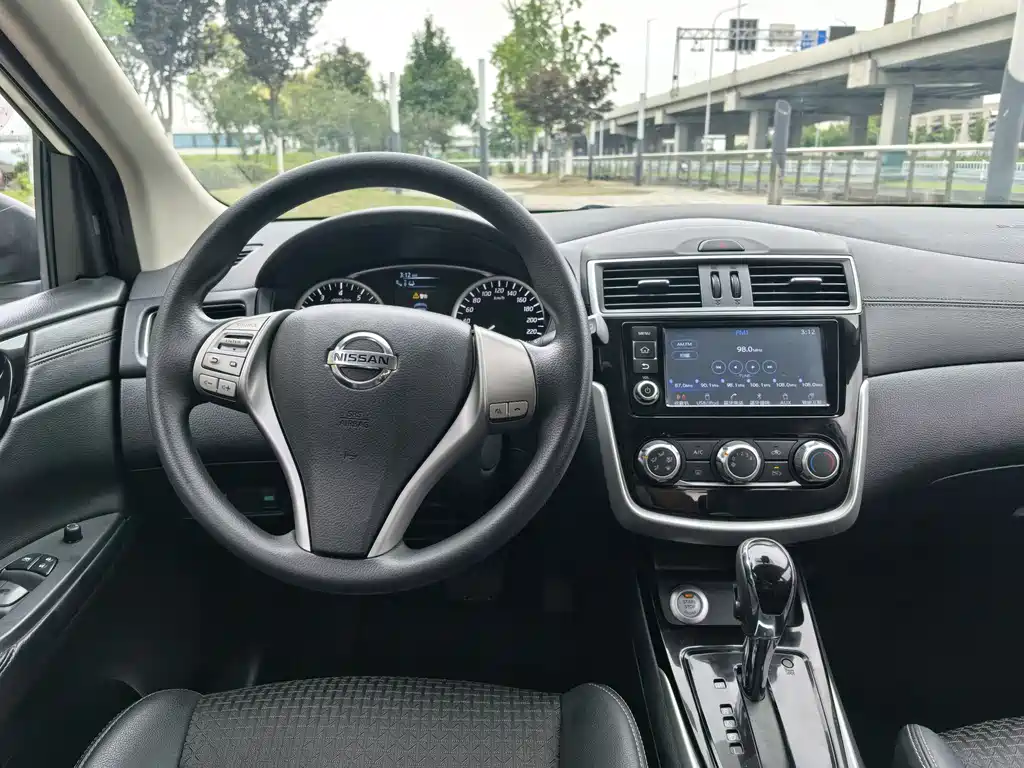 Nissan Tiida 2018 — фото 11